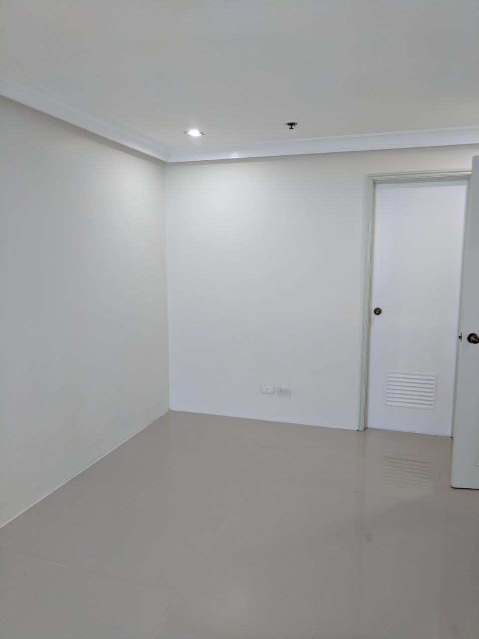                                     1 Bedroom
                                 1 Bedroom Condominium Unit in Rosemont Tower big photo 5