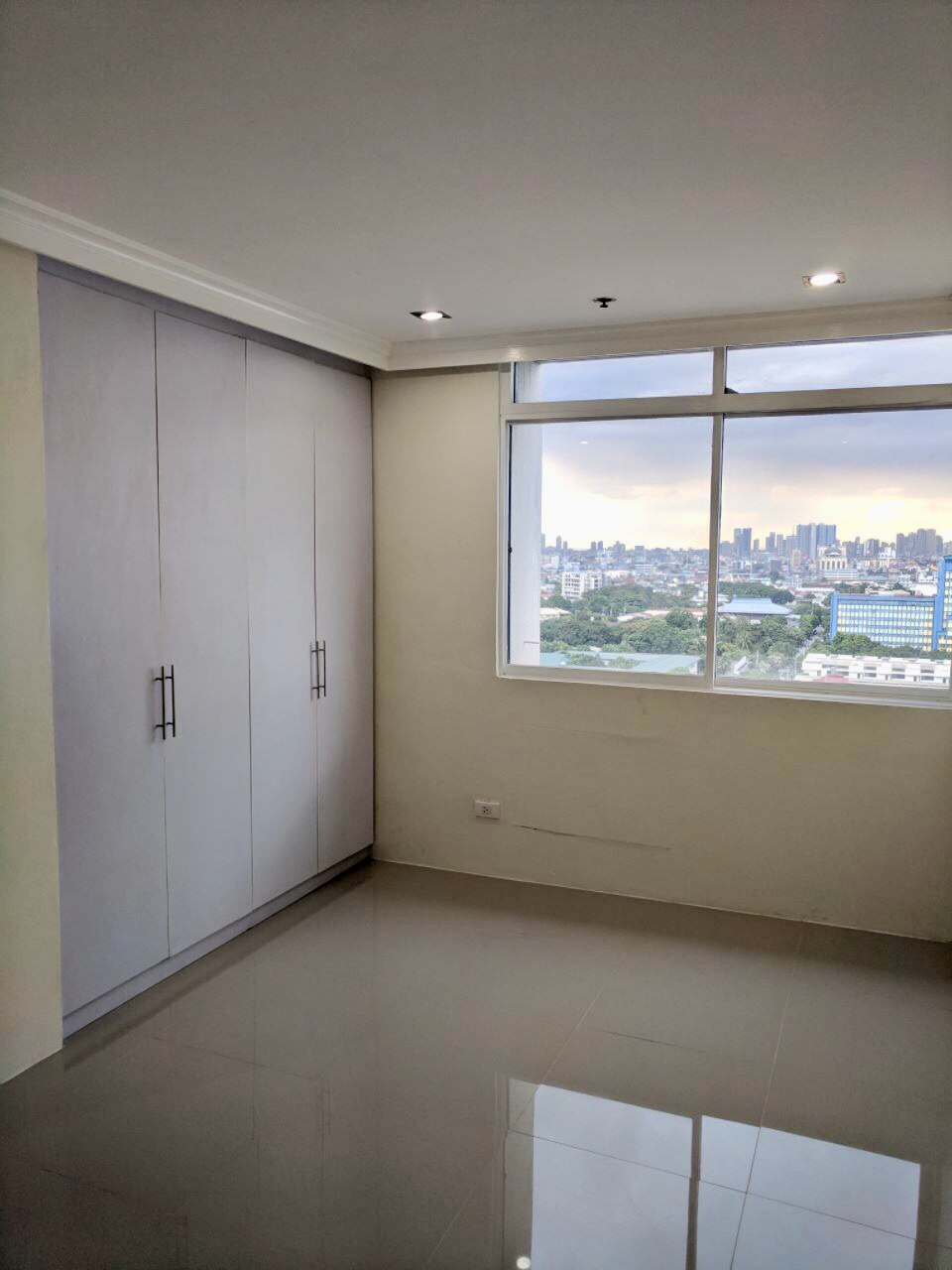                                     1 Bedroom
                                 1 Bedroom Condominium Unit in Rosemont Tower big photo 3