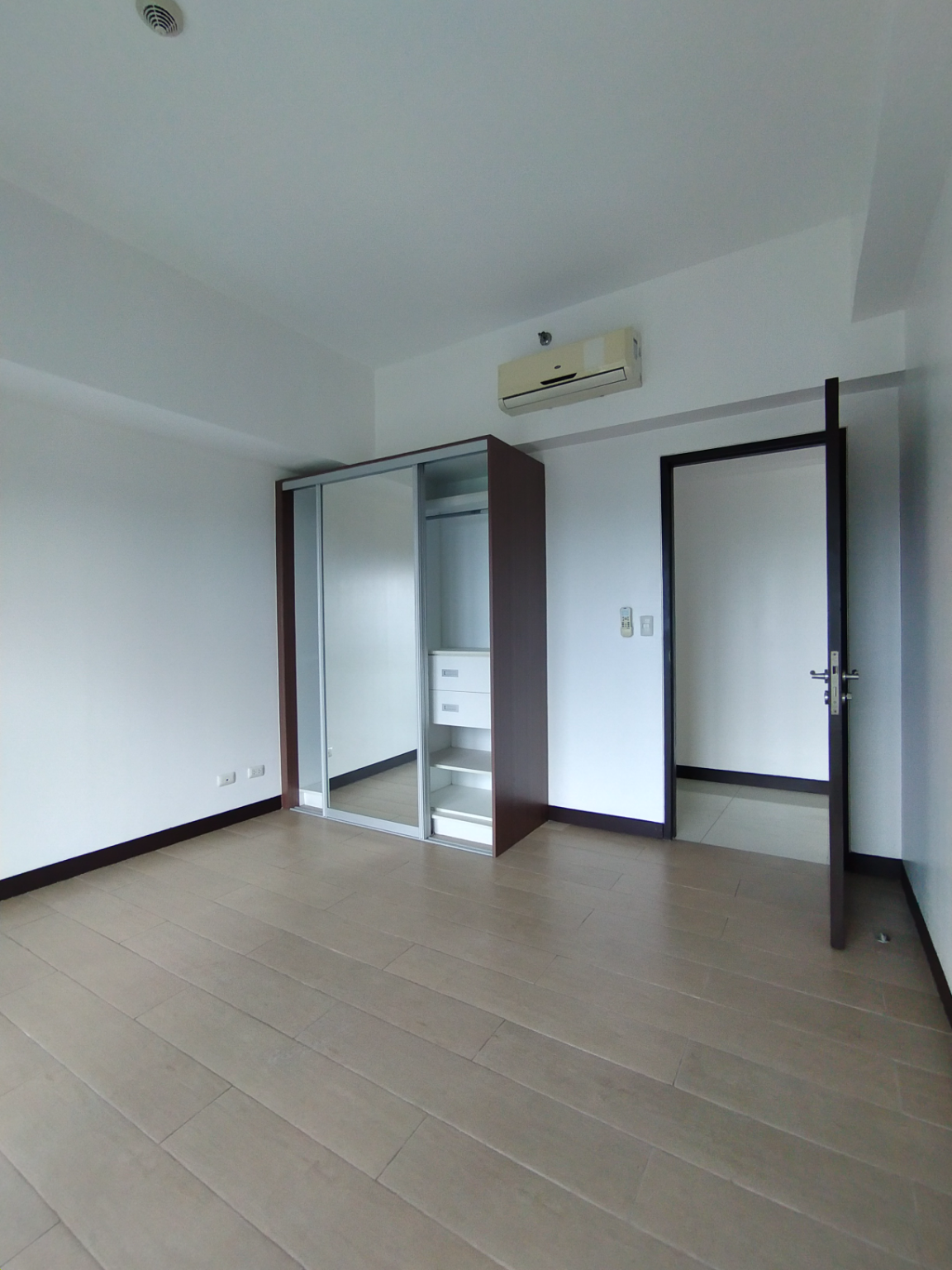                                     3 Bedroom
                                 3 Bedroom Condominium Unit in Bonifacio Global City big photo 16