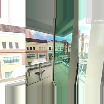 1 Bedroom Condominium Unit For Sale in Parkside Villas