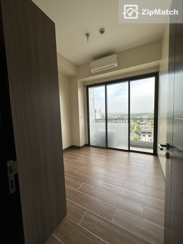                                     4 Bedroom
                                 4 Bedroom Condominium Unit For Sale in McKinley West big photo 11